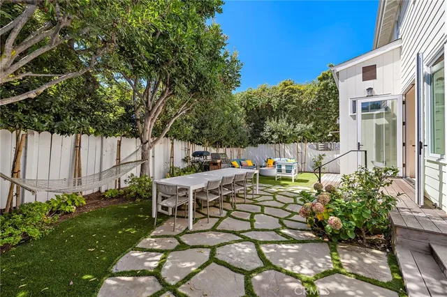 a view of backyard with patio and garden