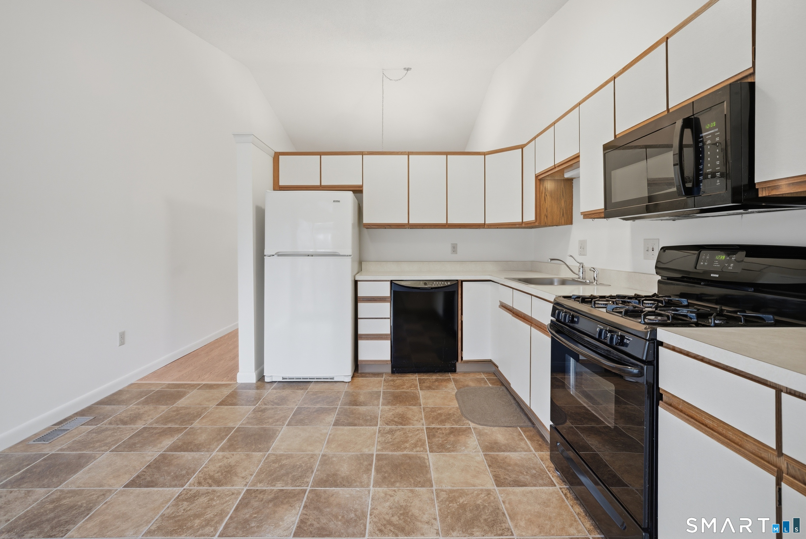 449 South Main Street, Unit 90 Manchester, CT 06040 - Photo 15 of 39 a kitchen with stainless steel appliances granite countertop a stove and a refrigerator