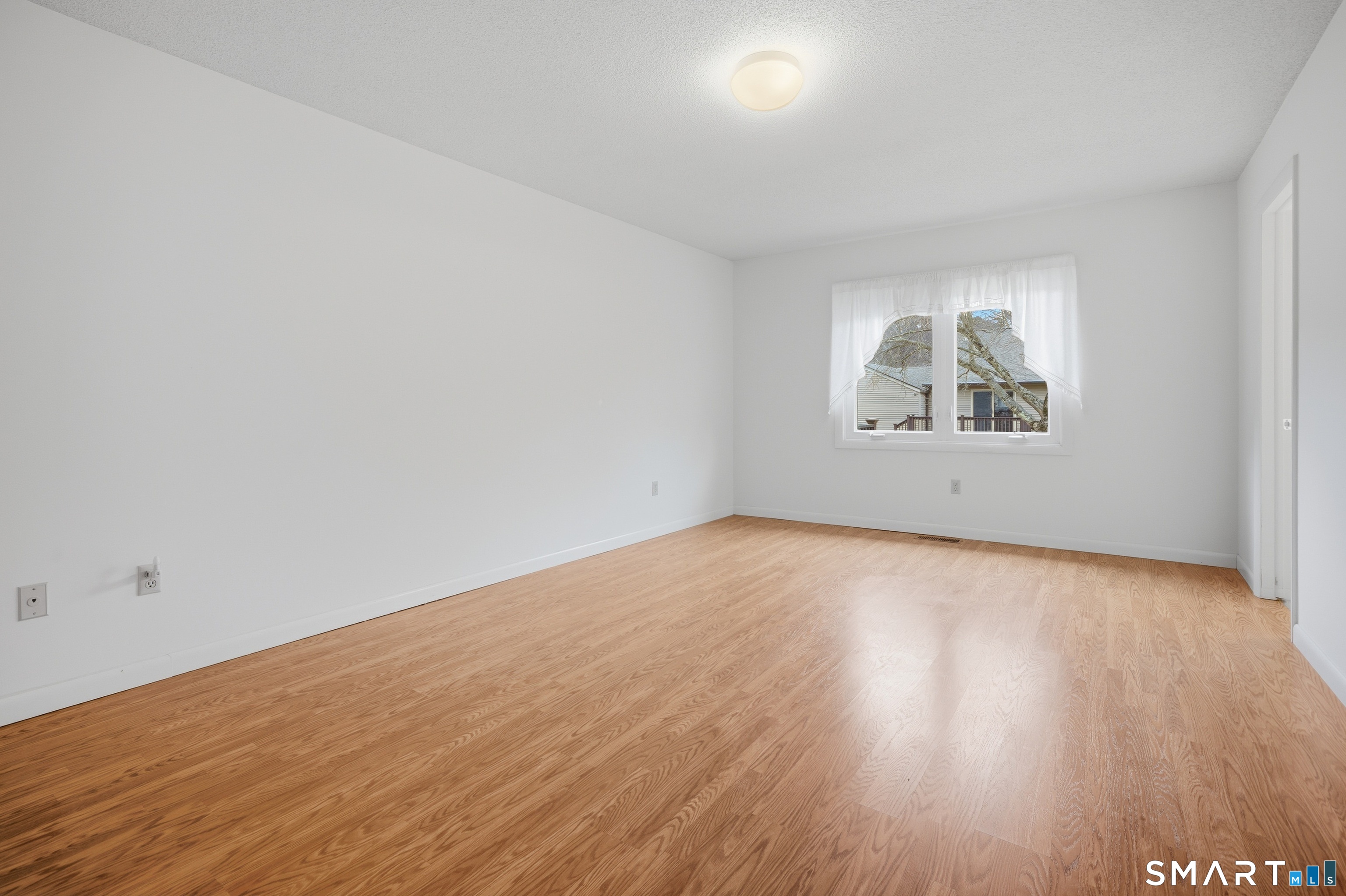 449 South Main Street, Unit 90 Manchester, CT 06040 - Photo 23 of 39 an empty room with a window