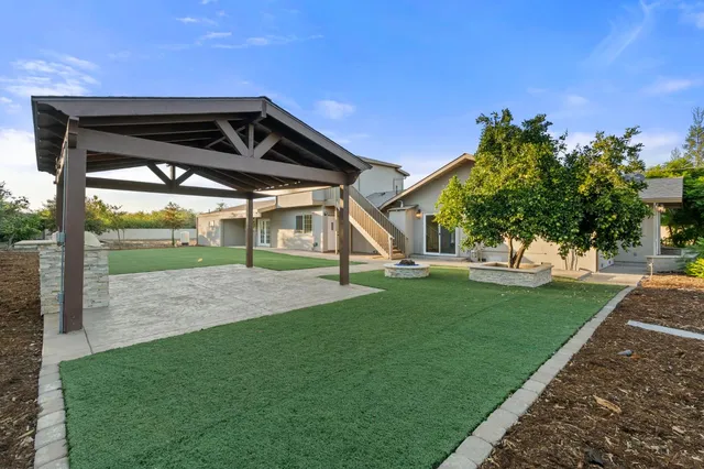 a view of a back yard of the house