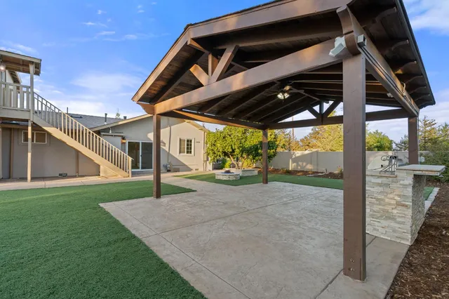 a view of a house with backyard and porch