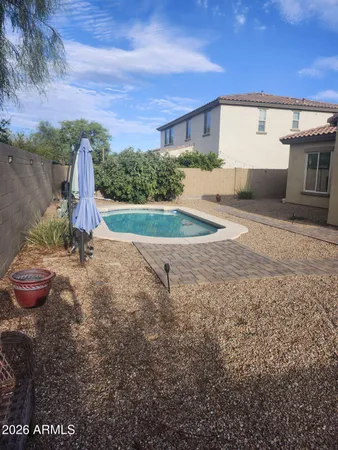 a view of a backyard