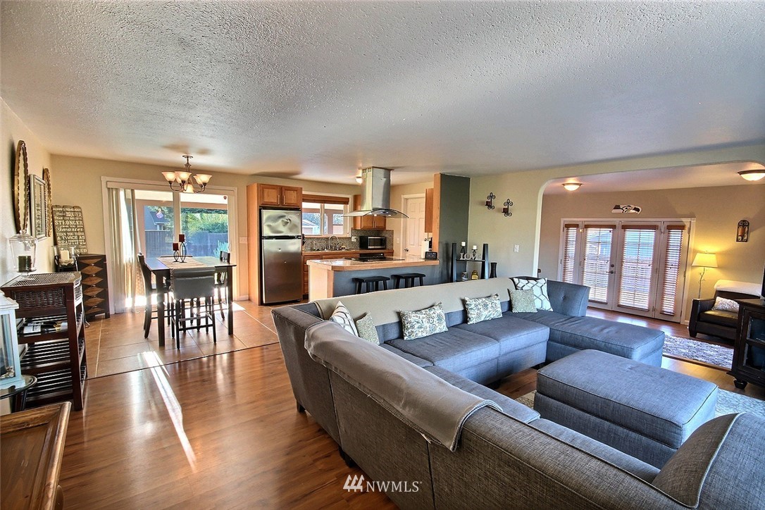 4915 Northeast 7th Place Renton, WA 98059 - Photo 3 of 19