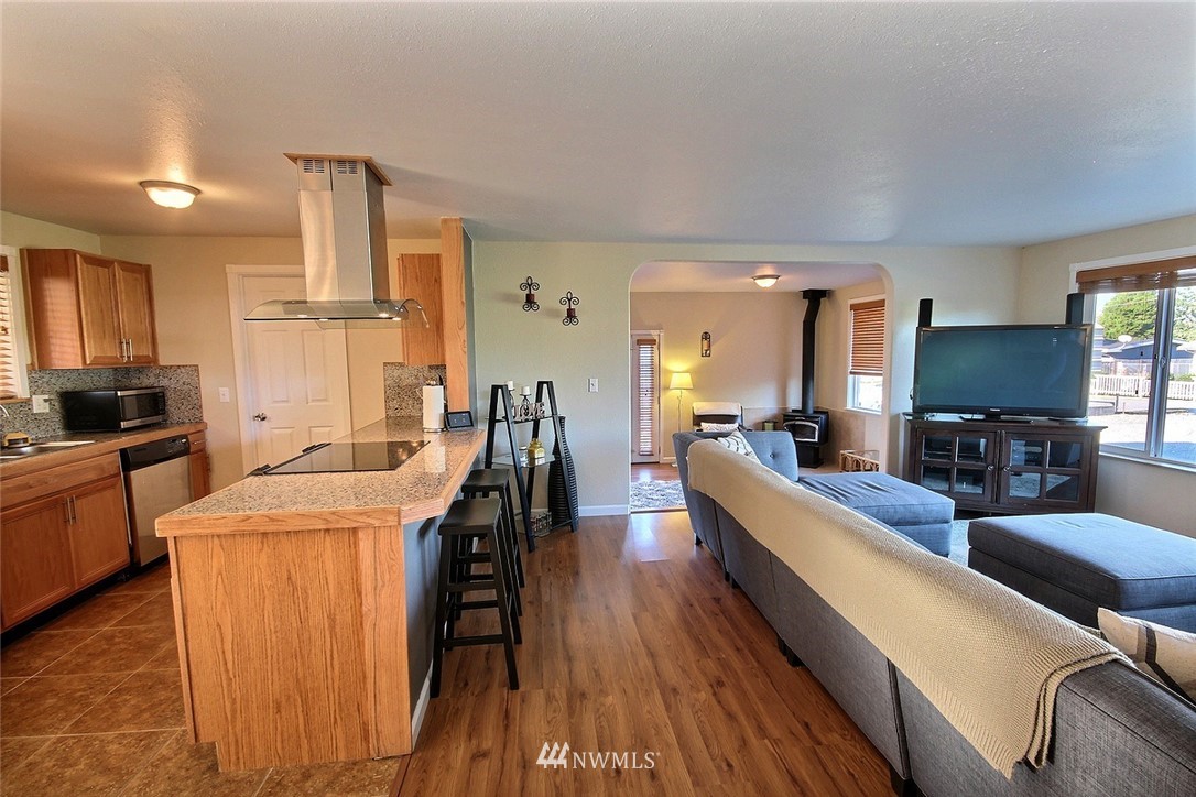 4915 Northeast 7th Place Renton, WA 98059 - Photo 4 of 19