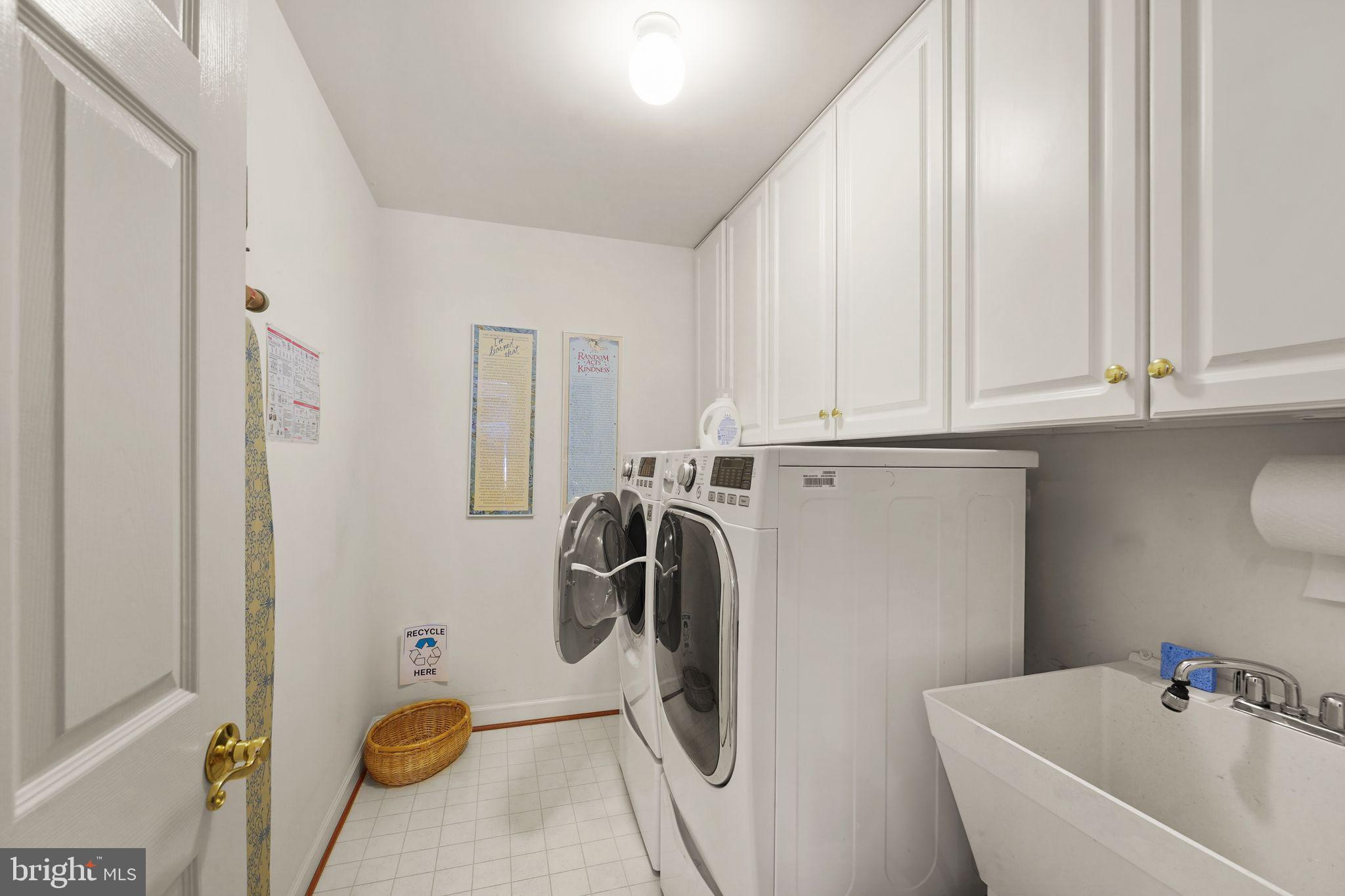 6651 Avignon Boulevard Falls Church, VA 22043 - Photo 33 of 51 a bathroom with a sink and a vanity