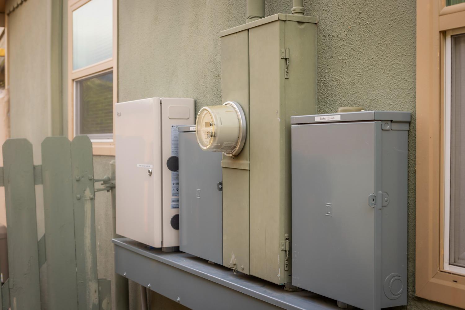 302 Bald Street Ojai, CA 93023 - Photo 36 of 38 a bathroom with a shower