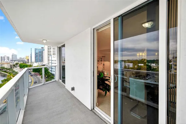 $4,900 | 2401 Collins Avenue, Unit 908, Miami Beach, FL 33140