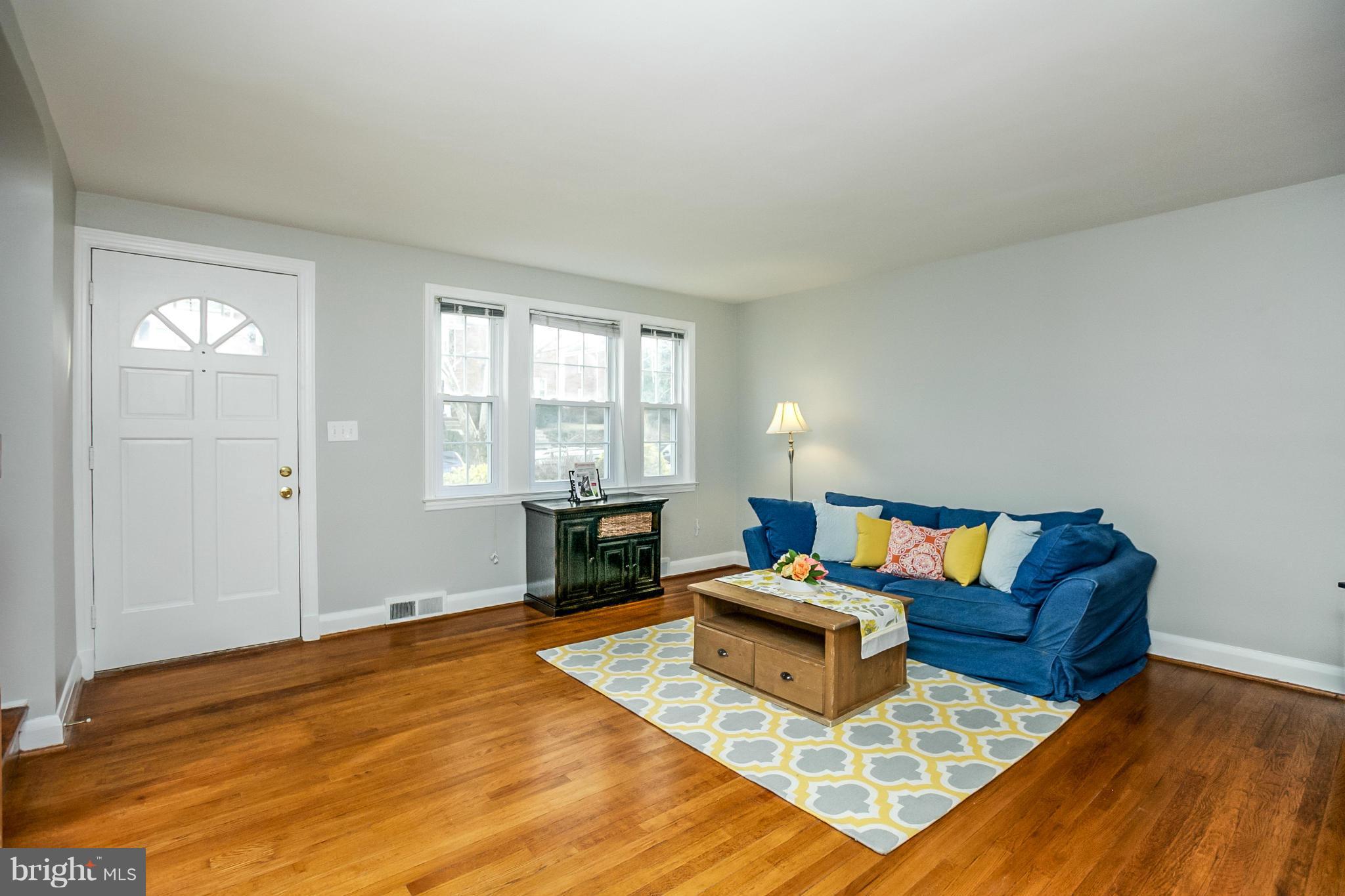 316 Overbrook Road Baltimore, MD 21212 - Photo 5 of 29 Living Room