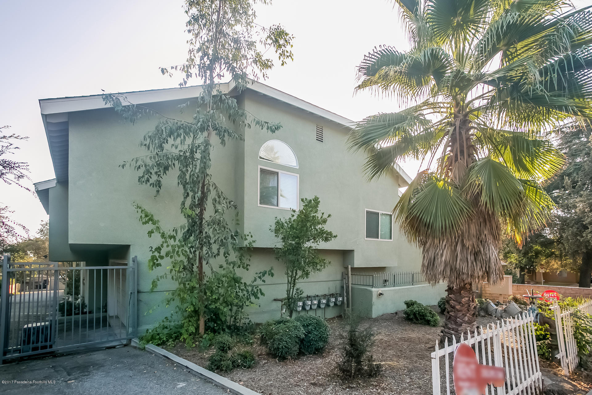 248 East Washington Boulevard, Unit 4 Pasadena, CA 91104 - Photo 18 of 19 a front view of a house