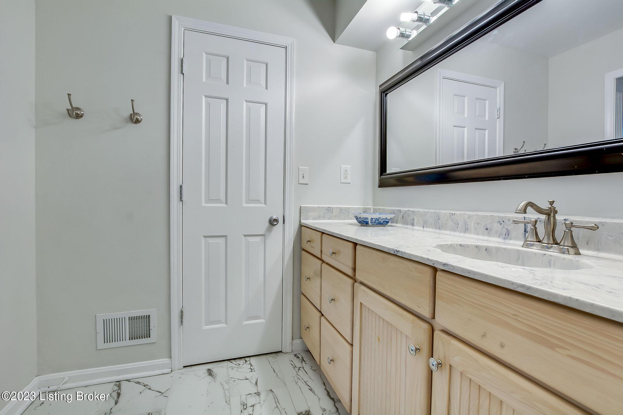 703 Farmingham Road Louisville, KY 40243 - Photo 61 of 70 703_FarminghamRd_40243_575