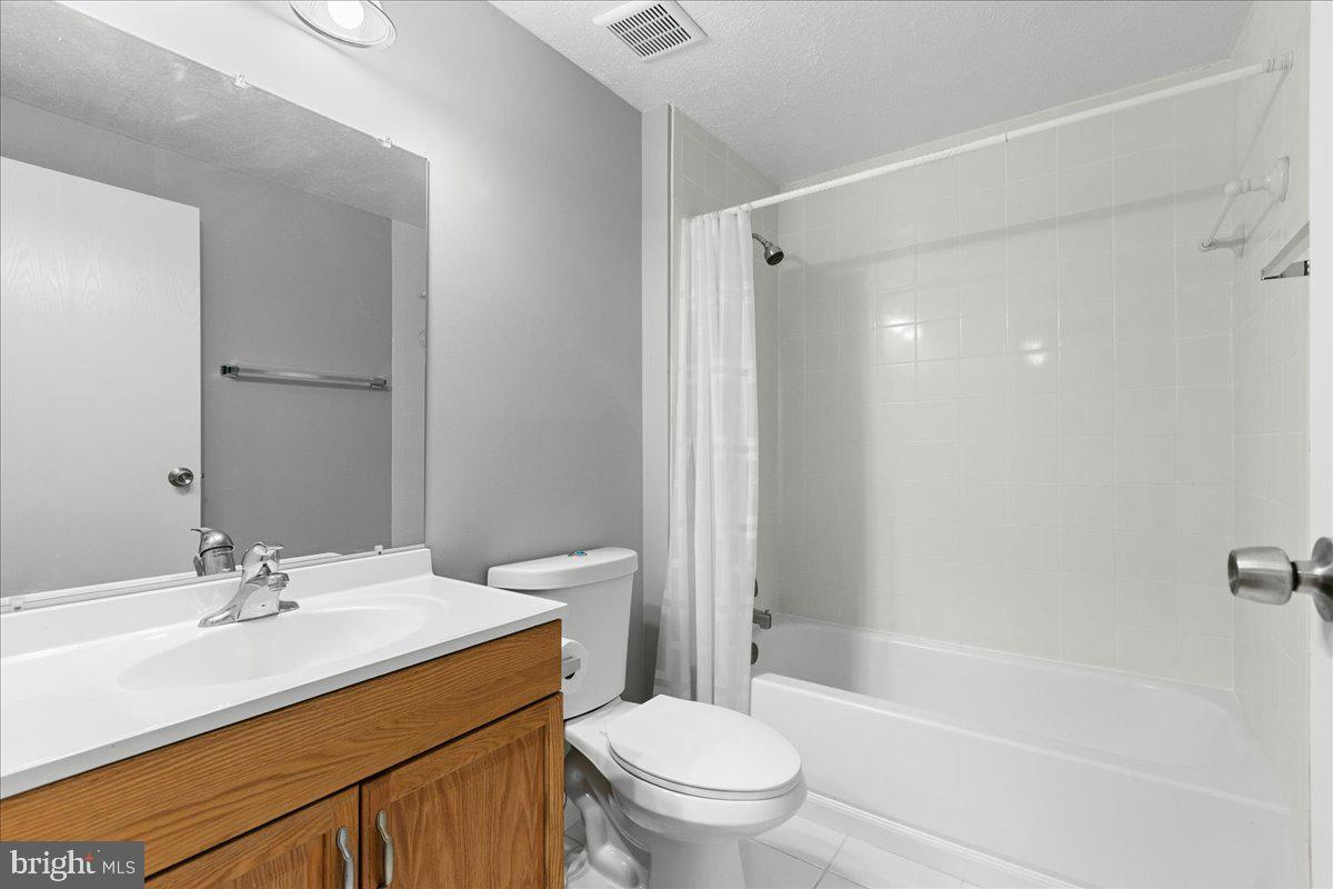 6522 Alexis Lane Springfield, VA 22152 - Photo 26 of 46 Shared bathroom upstairs