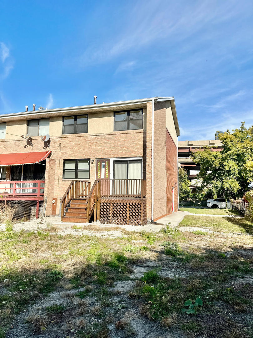611 West 25th Place Chicago, IL 60616 - Photo 11 of 11 a front view of building with a garden