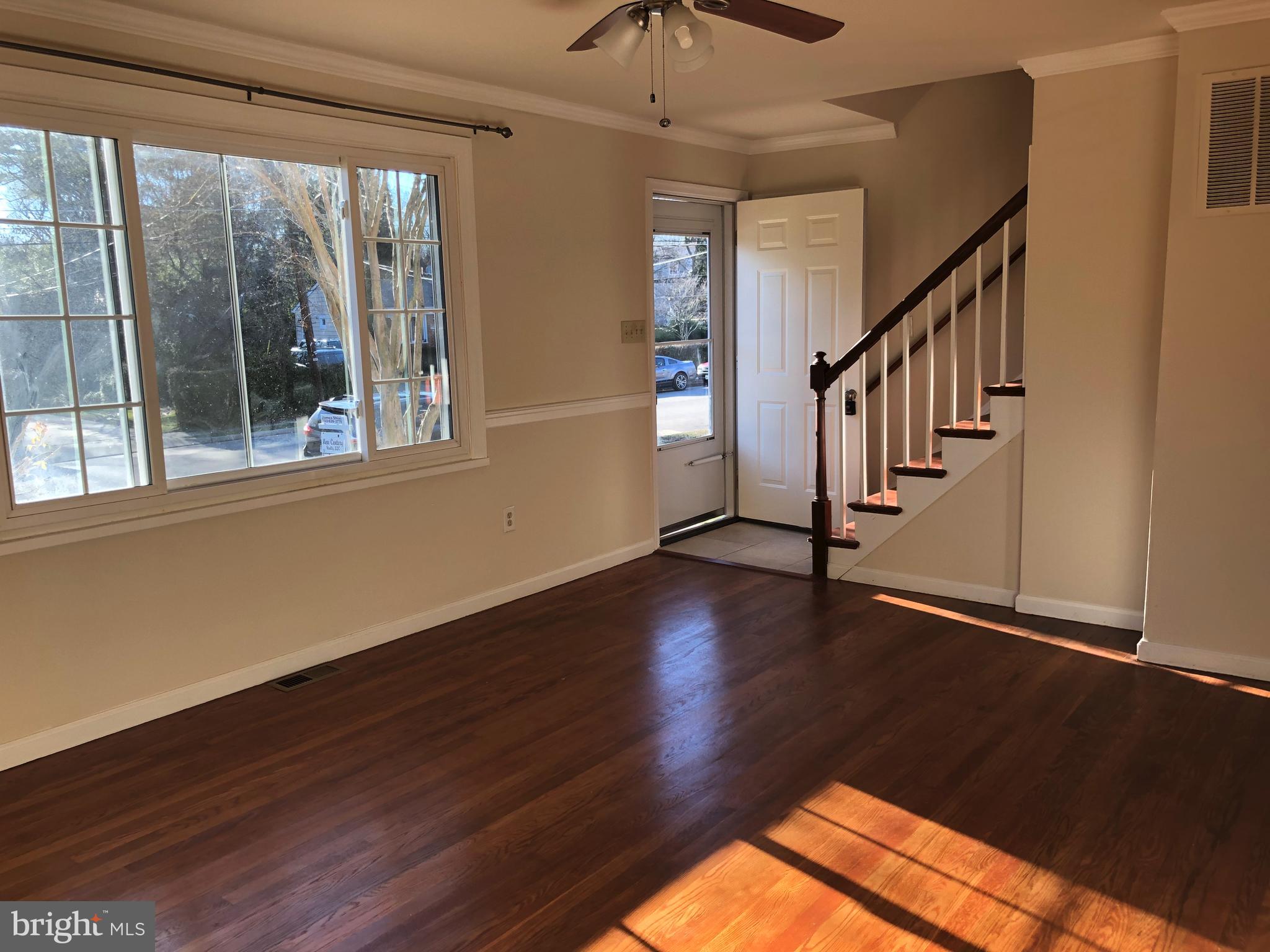 1902 Halifax Road Woodbridge, VA 22191 - Photo 3 of 34 Living room