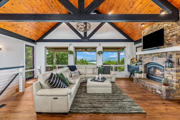 $982,222 | 122 Oak Terrace, Hayesville, NC 28904