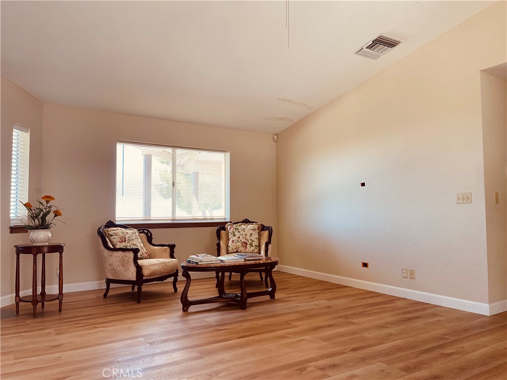 9425 Mountain Road Pinon Hills, CA 92372 - Photo 4 of 11 Living Room