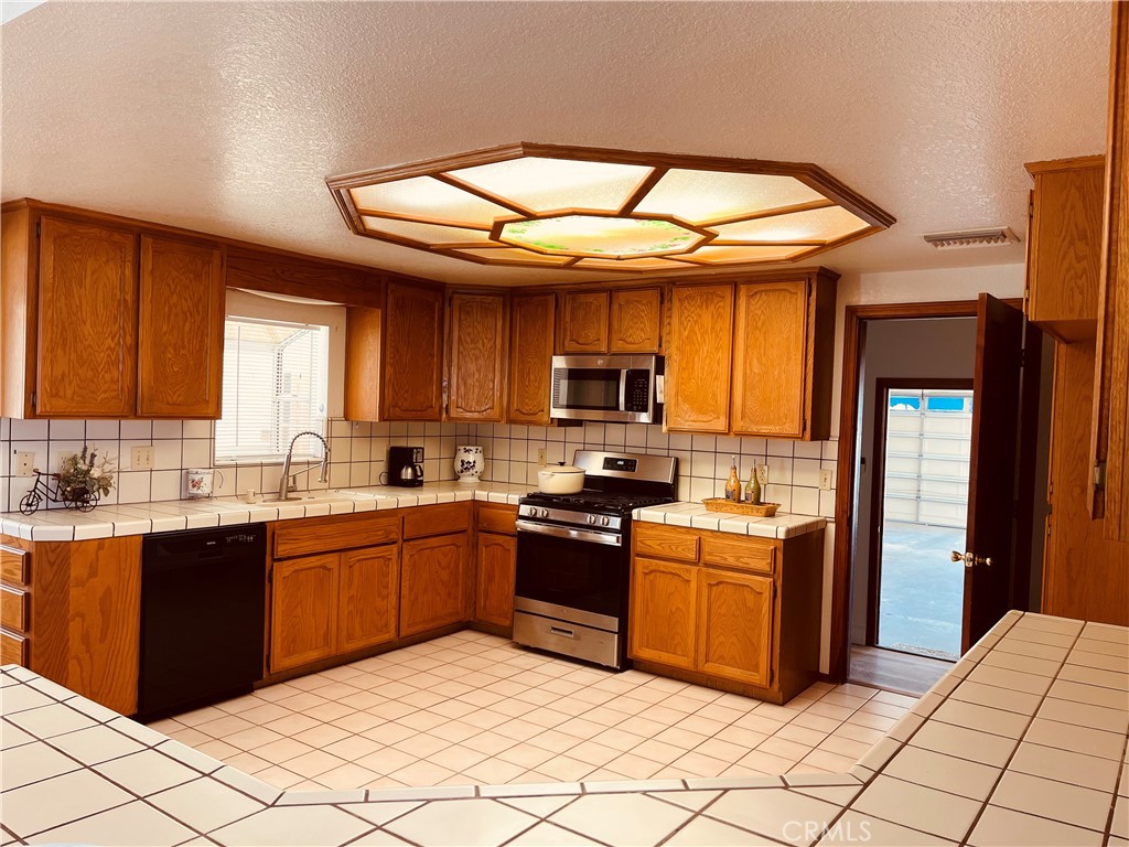 9425 Mountain Road Pinon Hills, CA 92372 - Photo 5 of 11 Kitchen