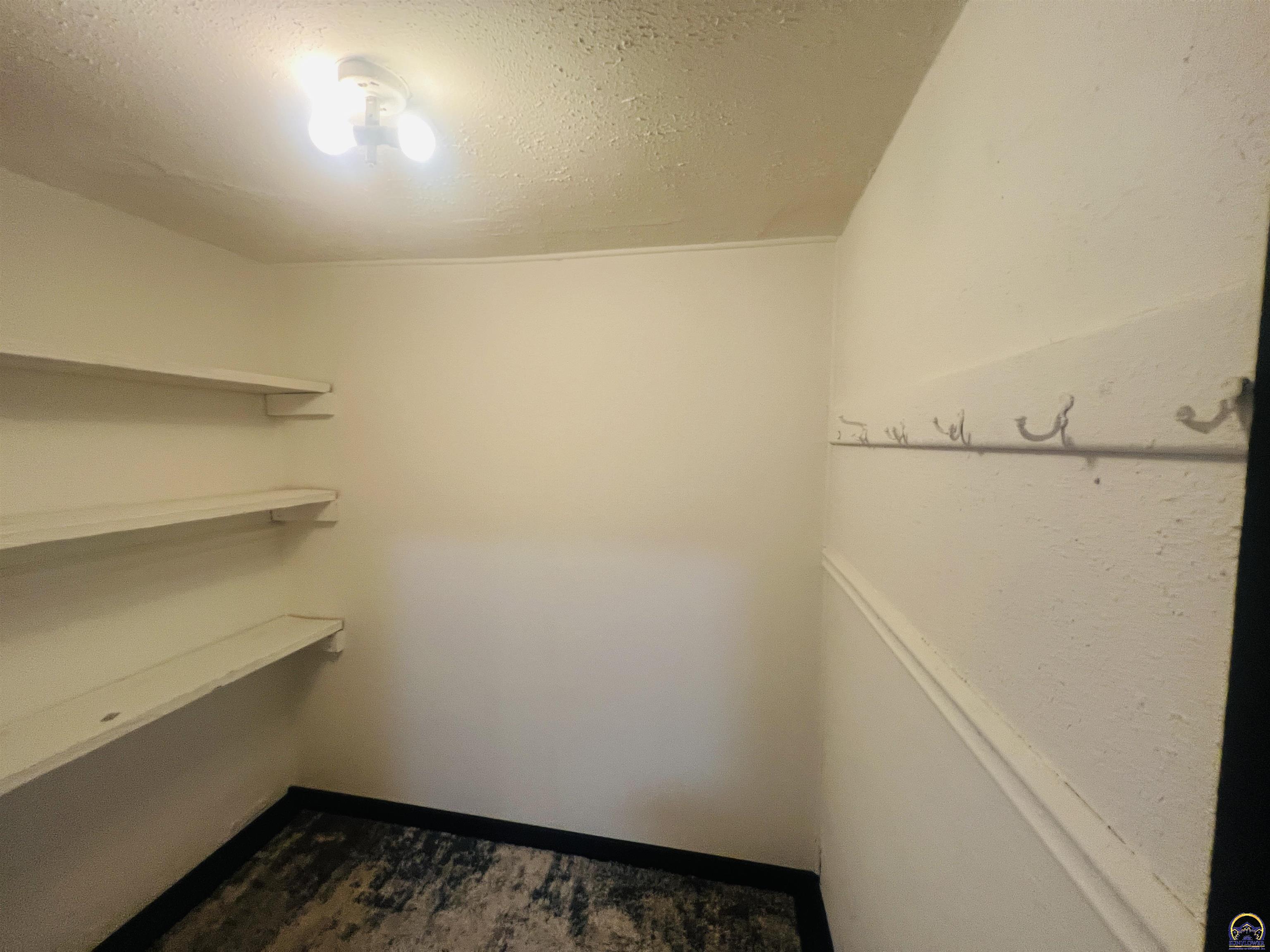 620 Southeast Lake Street Topeka, KS 66607 - Photo 4 of 50