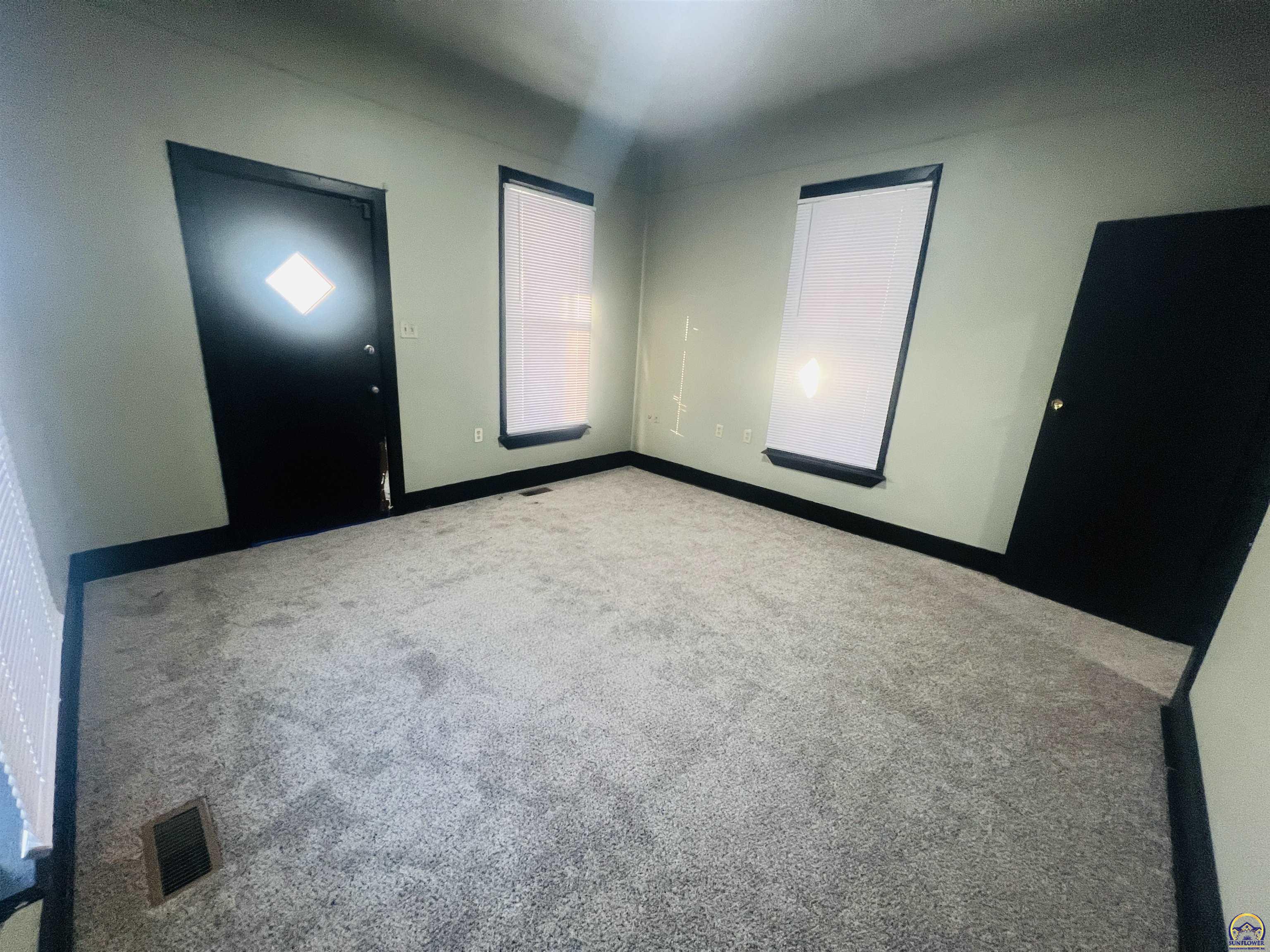 620 Southeast Lake Street Topeka, KS 66607 - Photo 5 of 50