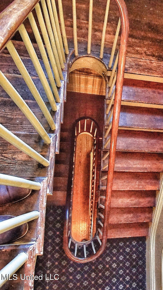 705 Washington Street Natchez, MS 39120 - Photo 26 of 57 GardenSong Brown stair spectacular