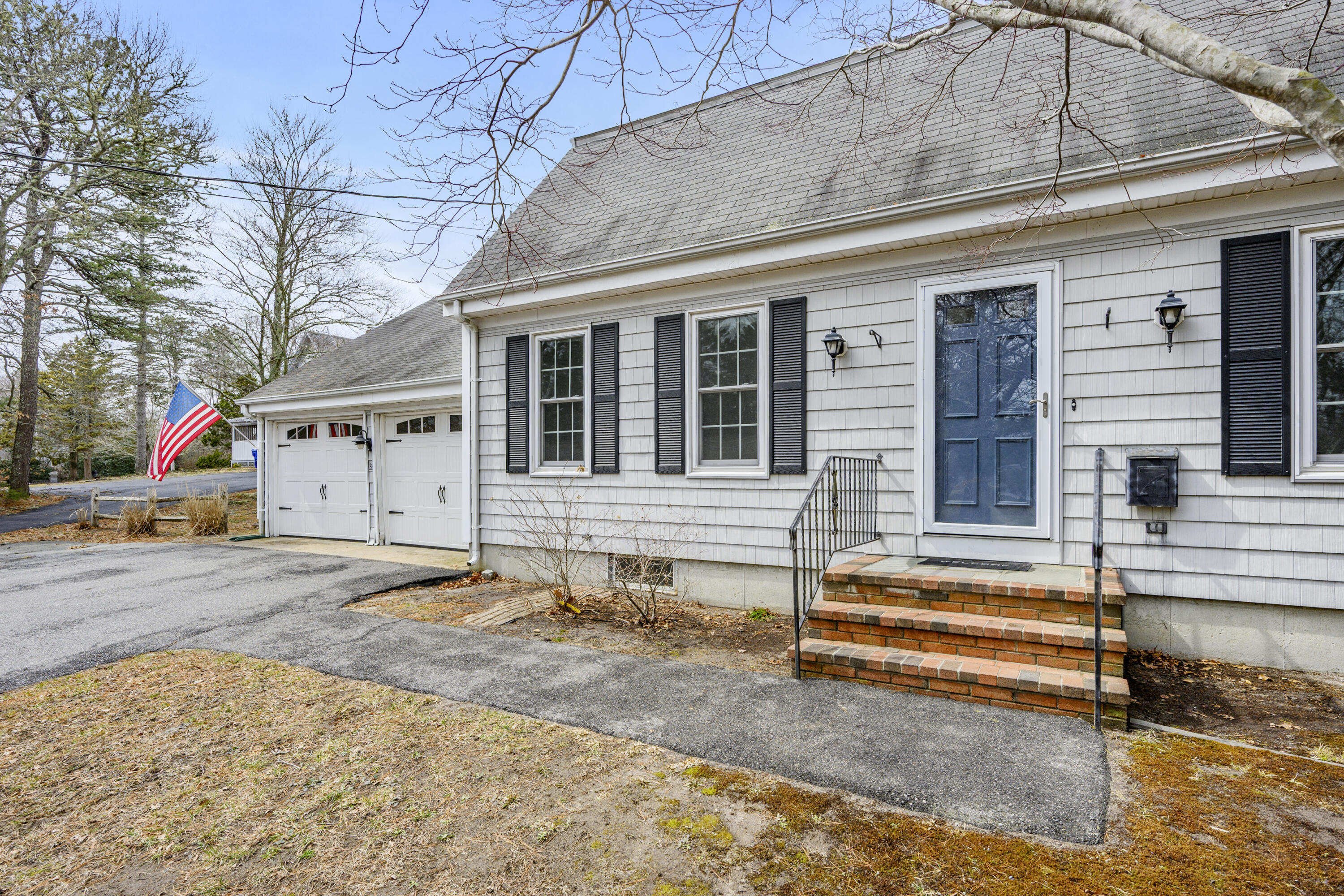 33 Head Of The Bay Road Buzzards Bay, MA 02532 - Photo 2 of 46 a backyard of a house