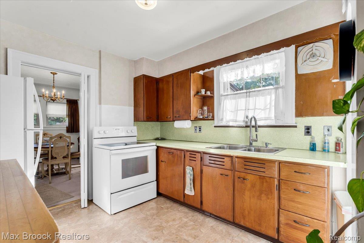 224 Cherokee Road Pontiac, MI 48341 - Photo 7 of 27 Centrally located kitchen