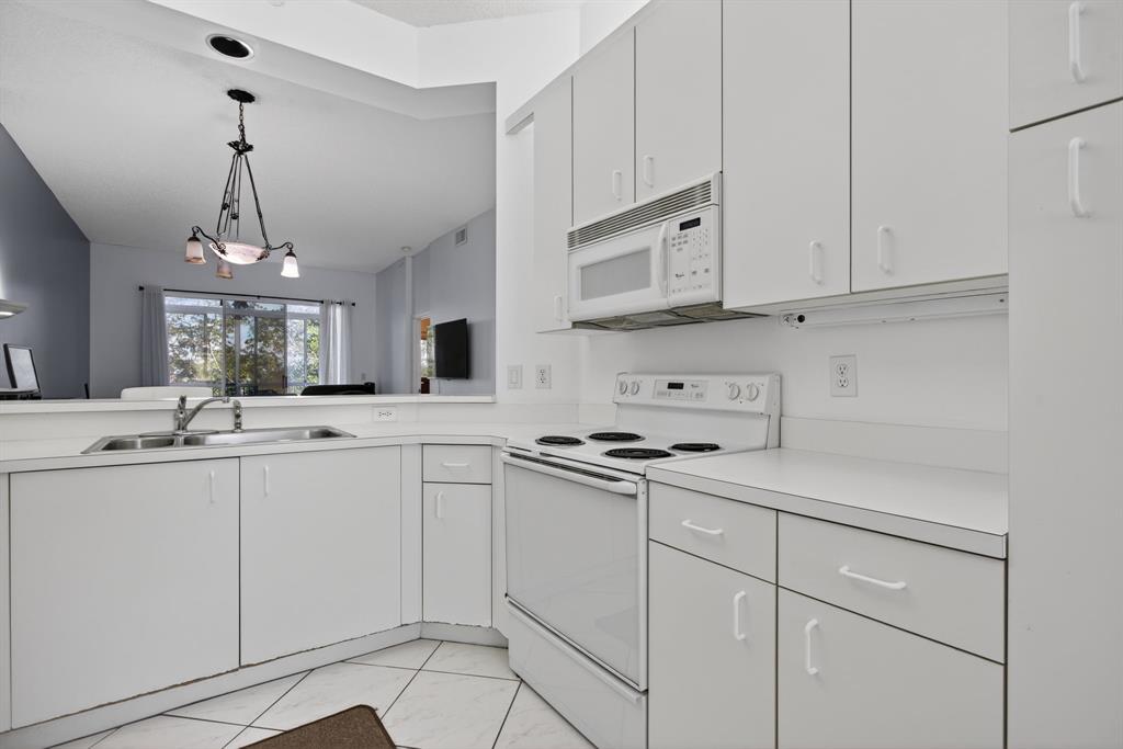 9575 Weldon Circle, Unit C413 Tamarac, FL 33321 - Photo 2 of 65 Eat-in kitchen