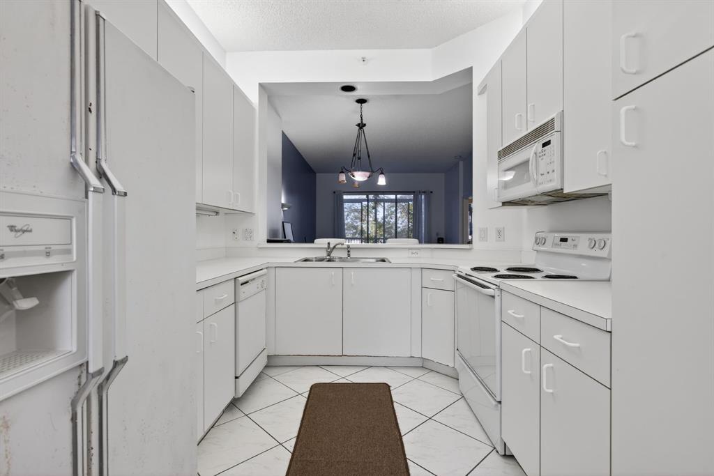 9575 Weldon Circle, Unit C413 Tamarac, FL 33321 - Photo 3 of 65 Eat-in kitchen