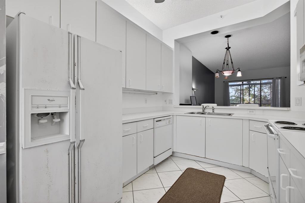 9575 Weldon Circle, Unit C413 Tamarac, FL 33321 - Photo 4 of 65 Eat-in kitchen