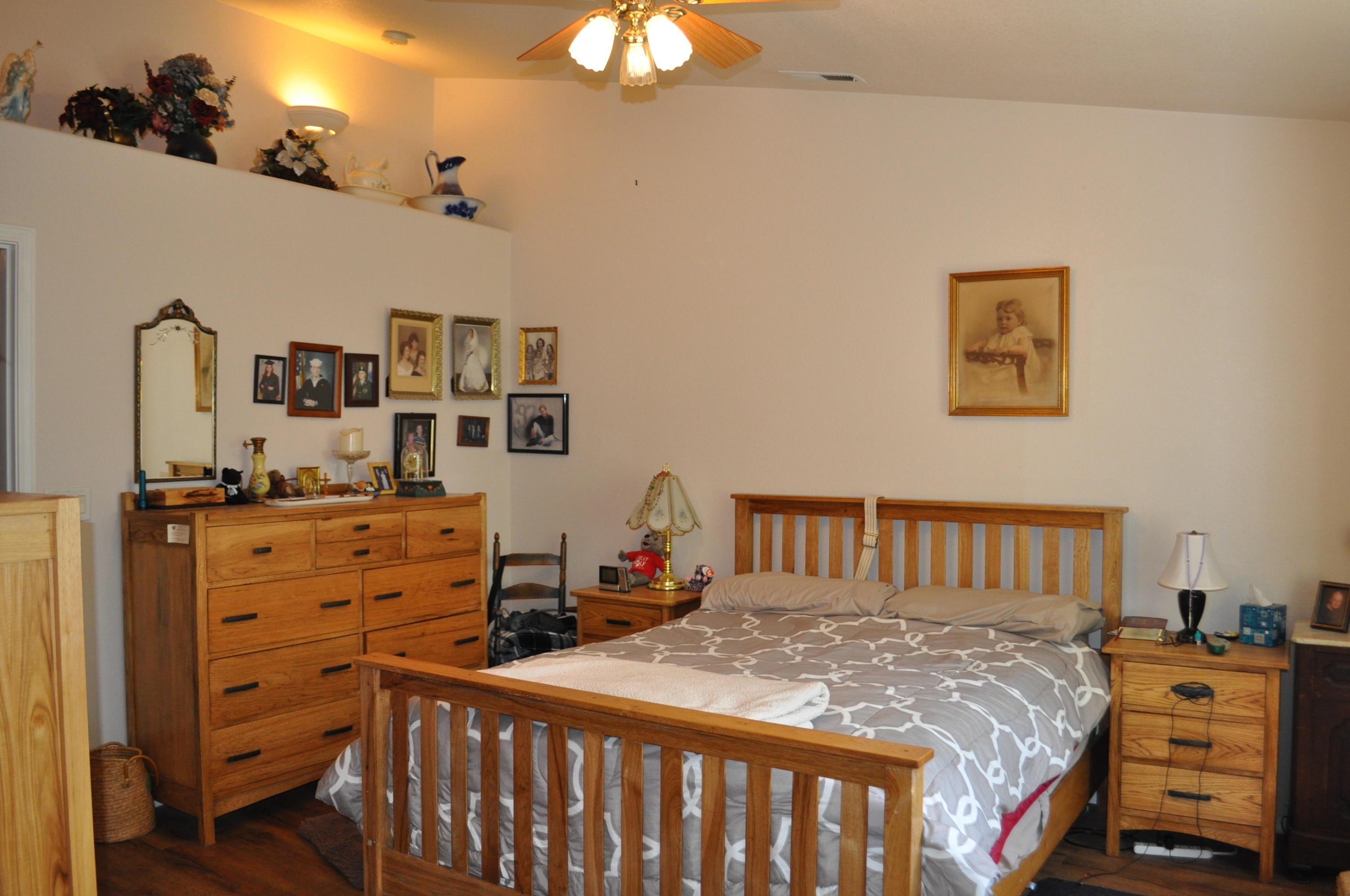 801 Ridgeview Drive Eagle Point, OR 97524 - Photo 15 of 28 a bedroom with a bed and a dresser