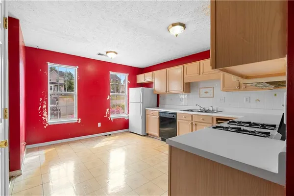 a kitchen that has a stove and a refrigerator