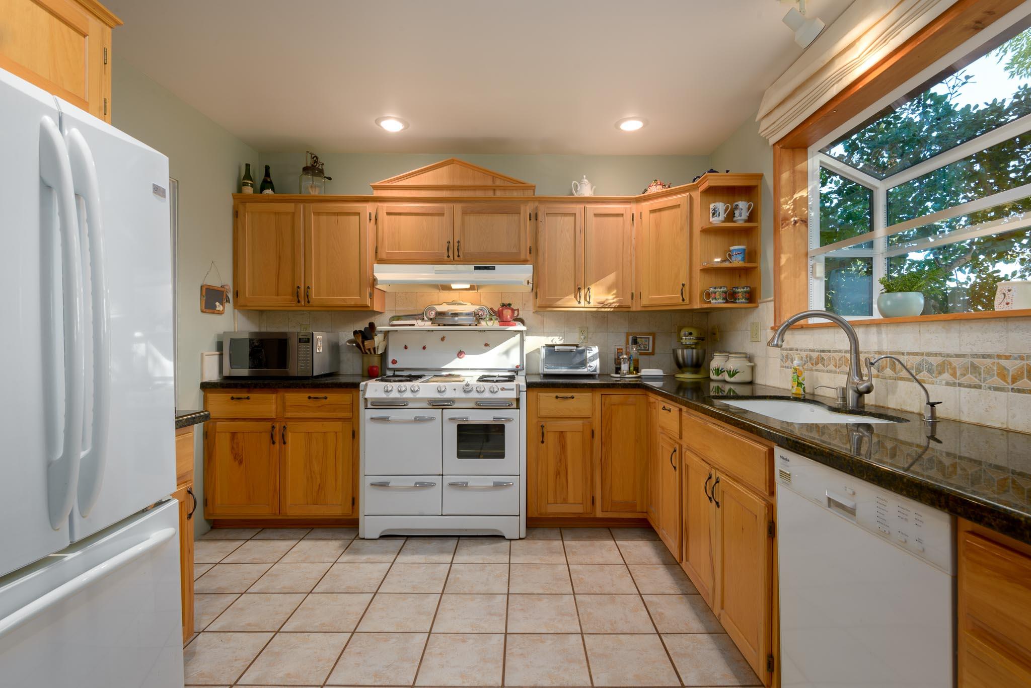 734 San Roque Road Santa Barbara, CA 93105 - Photo 2 of 20 Bright kitchen !