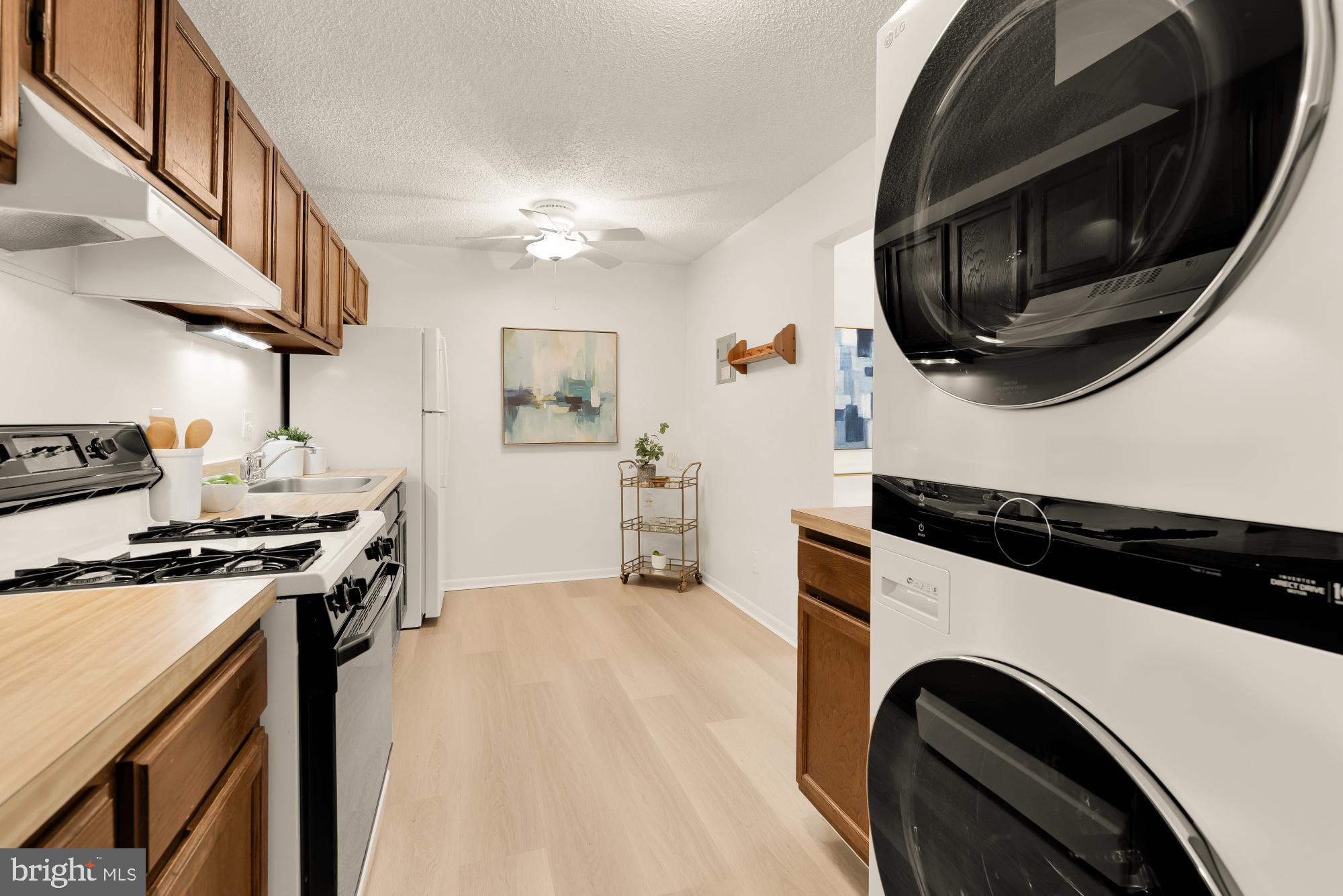 11833 Shire Court, Unit 21B Reston, VA 20191 - Photo 17 of 37 a kitchen with a stove and a microwave