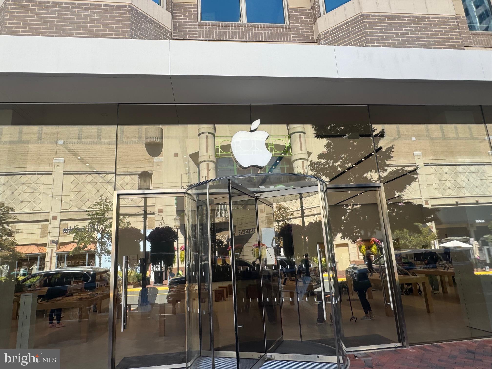 11833 Shire Court, Unit 21B Reston, VA 20191 - Photo 33 of 37 a close view of dining table