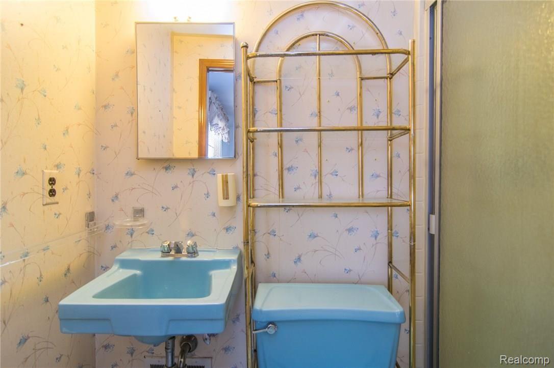 29540 North Rutherland Street Southfield, MI 48076 - Photo 25 of 49 DSC_0074.jpg