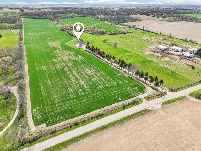 a view of a back yard of the river