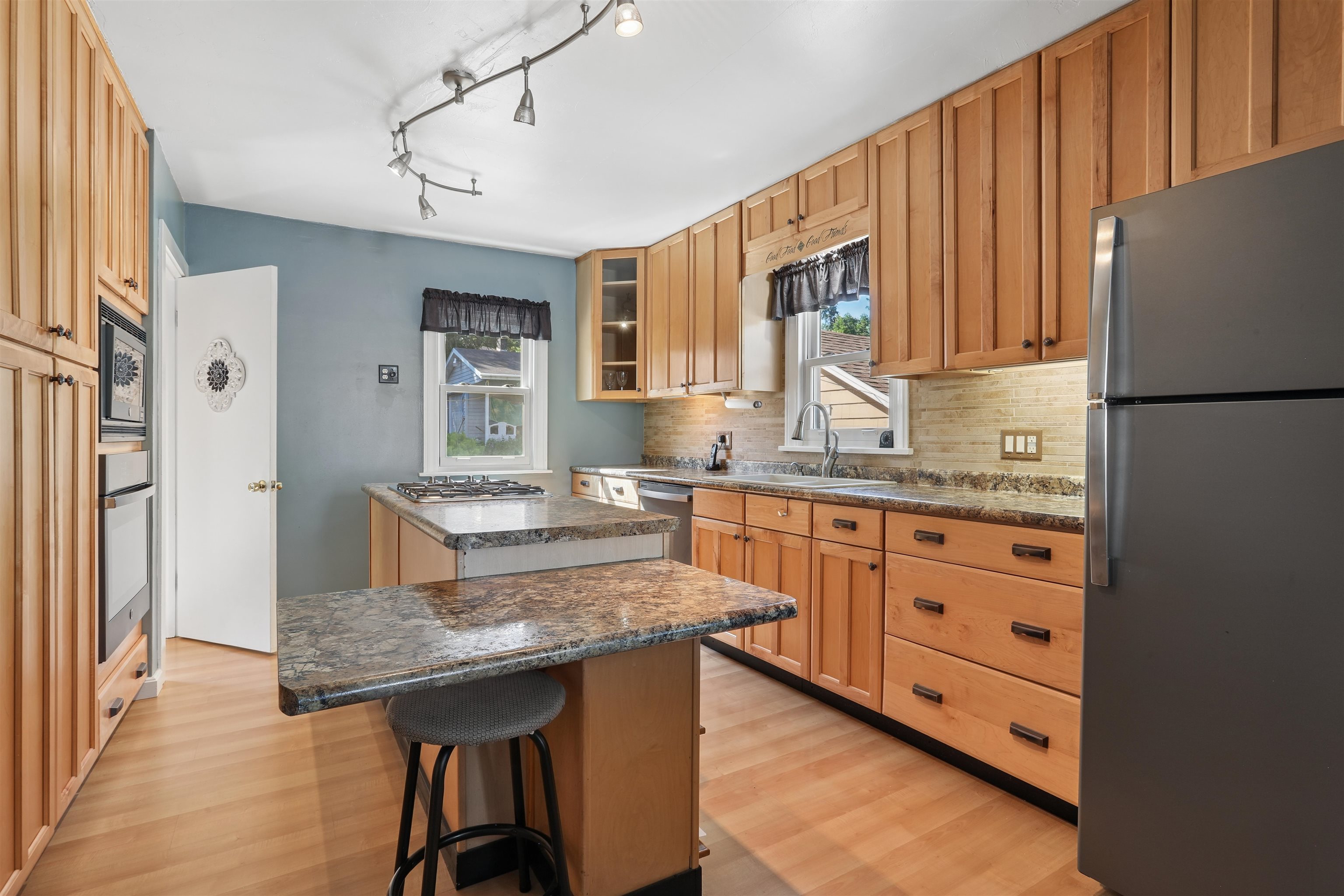 323 East Mission Road Green Bay, WI 54301 - Photo 9 of 20