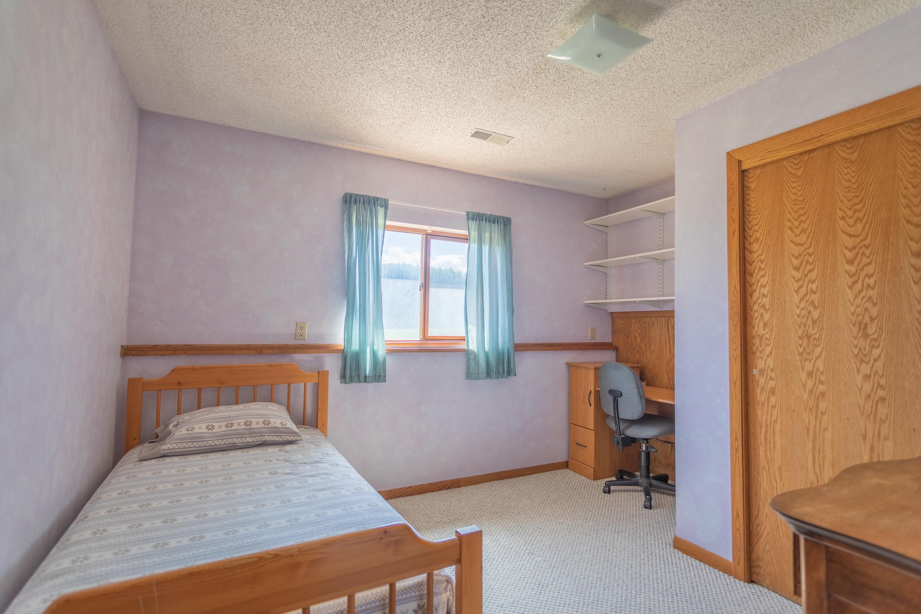 477 35 Road Palisade, CO 81526 - Photo 20 of 32 a bedroom with a bed and a window