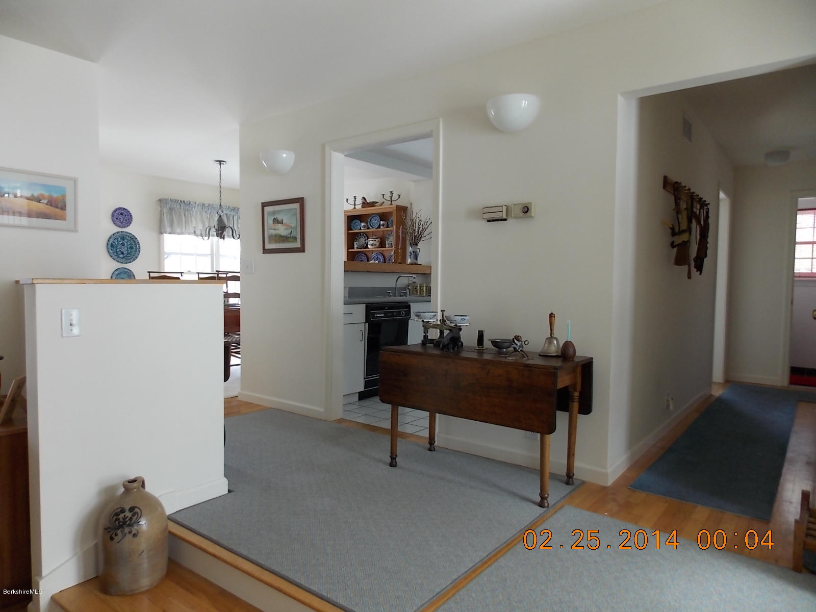 1136-9 Barker Road, Unit 9 Pittsfield, MA 01201 - Photo 5 of 45 a living room with furniture and a couch