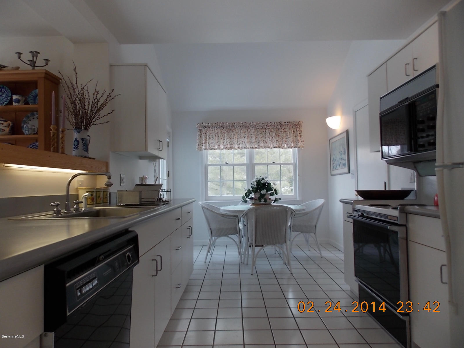 1136-9 Barker Road, Unit 9 Pittsfield, MA 01201 - Photo 7 of 45 a kitchen with a sink stove and cabinets