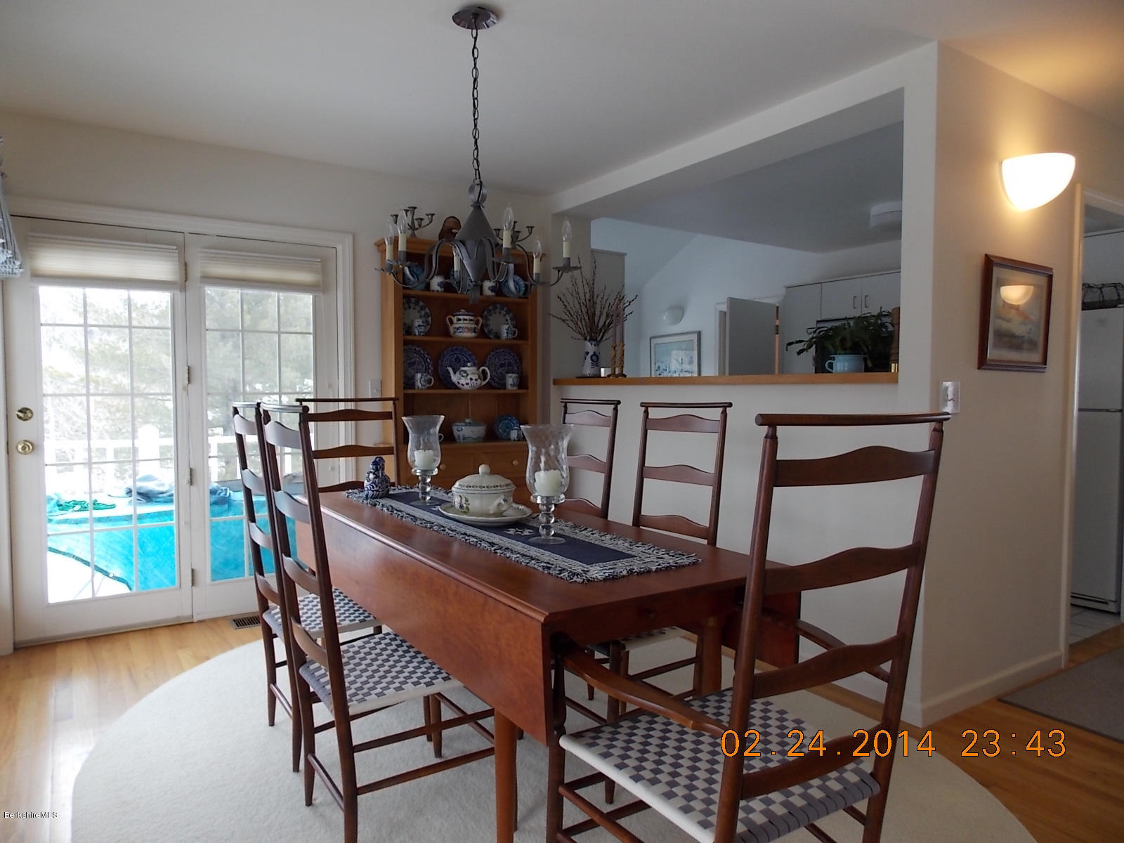 1136-9 Barker Road, Unit 9 Pittsfield, MA 01201 - Photo 10 of 45 a dining room with furniture and window
