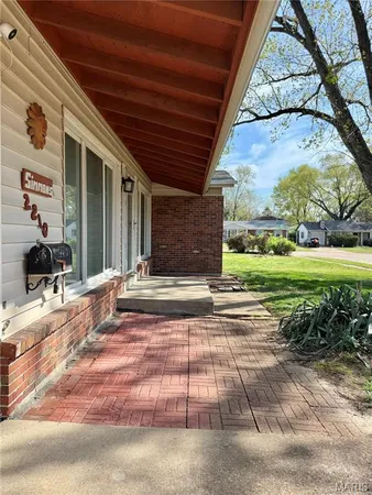 $164,000 | 2210 Spoonwood Drive, Florissant, MO 63033