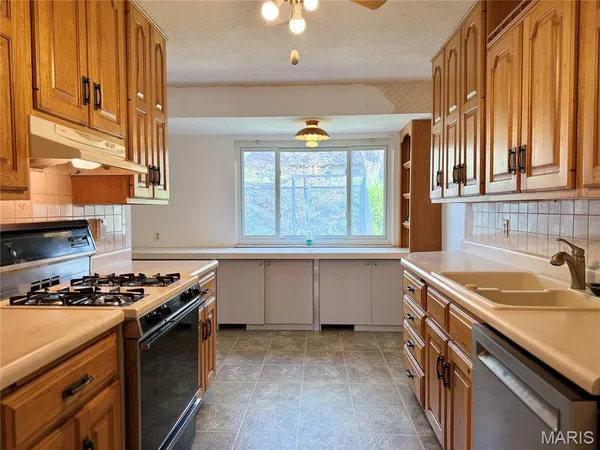 $164,000 | 2210 Spoonwood Drive, Florissant, MO 63033