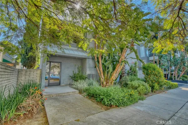 $2,400 | 4546 Murietta Avenue, Unit 105, Sherman Oaks, CA 91423