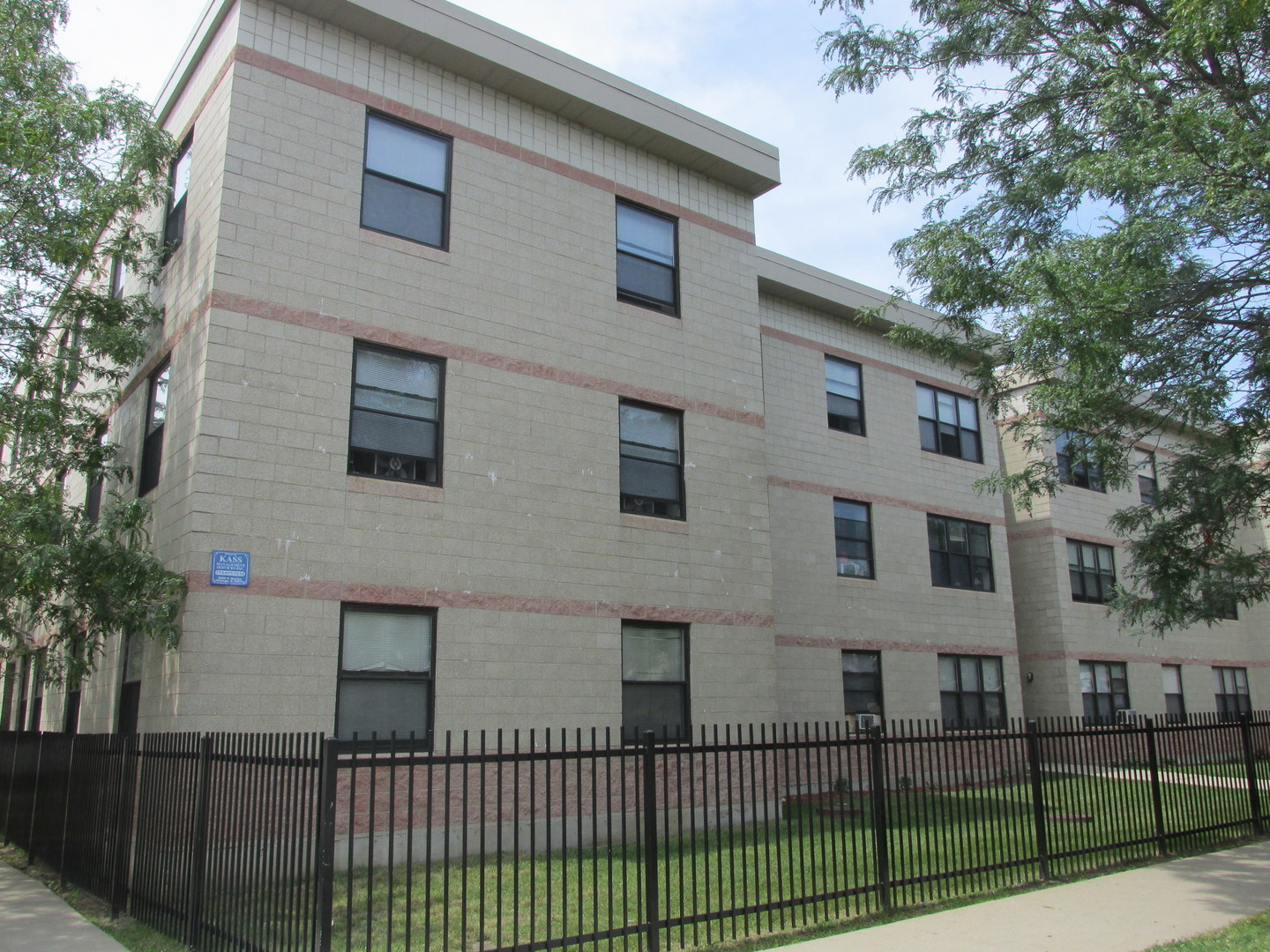 4752 South Wabash Avenue, Unit 102 Chicago, IL 60615 - Photo 1 of 9 a view of a brick house with a large window