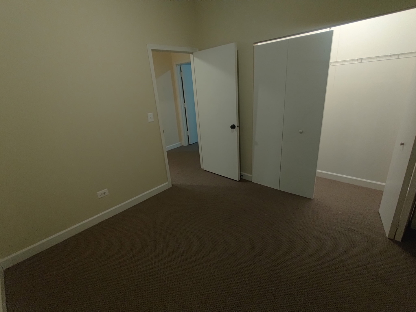 4752 South Wabash Avenue, Unit 102 Chicago, IL 60615 - Photo 6 of 9 an empty room with a door