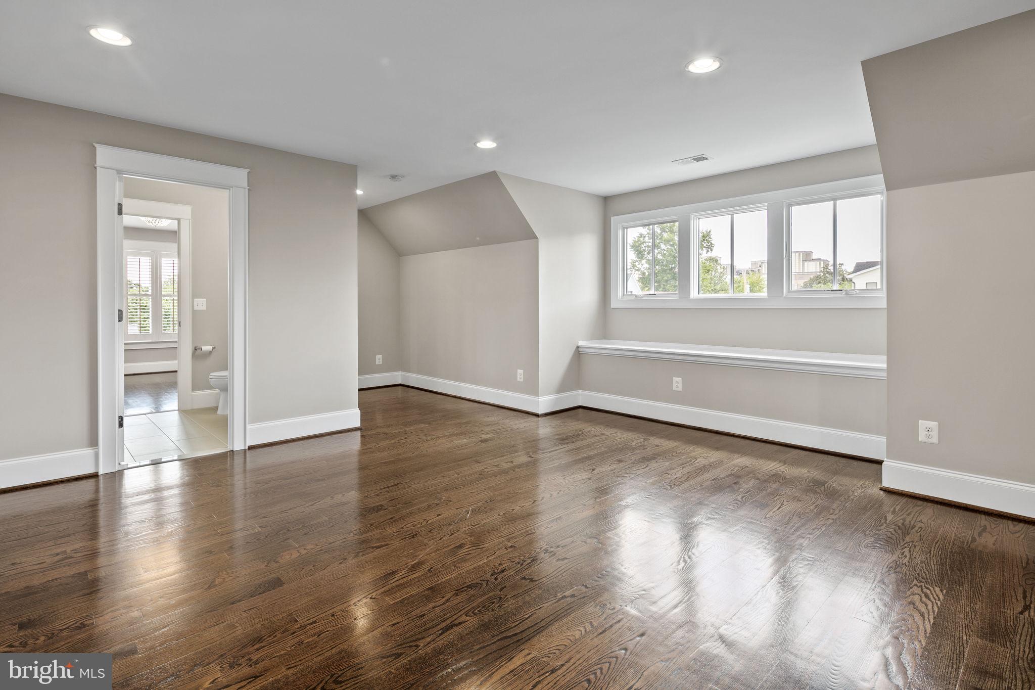 1801 North Bryan Street Arlington, VA 22201 - Photo 35 of 50 Loft with bench seat