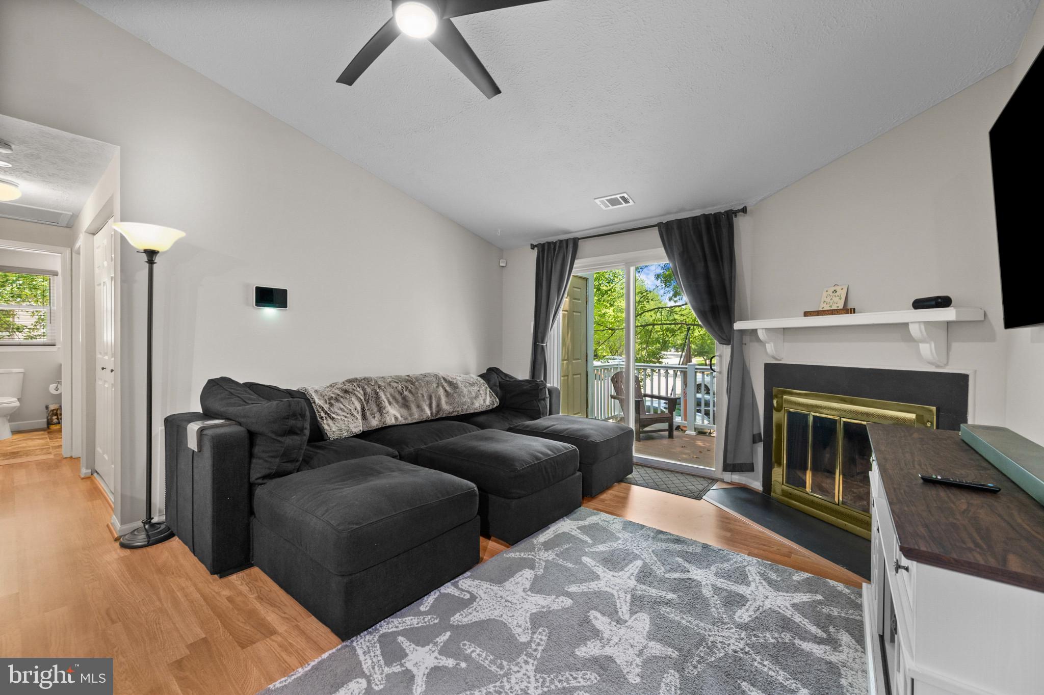5974 Watch Chain Way, Unit 1005 Columbia, MD 21044 - Photo 3 of 17 Living room
