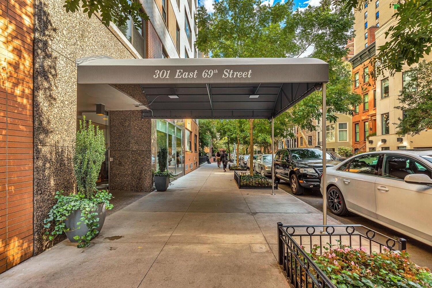 301 East 69th Street, Unit 4B Manhattan, NY 10021 - Photo 9 of 11 a view of a patio with table and chairs and potted plants
