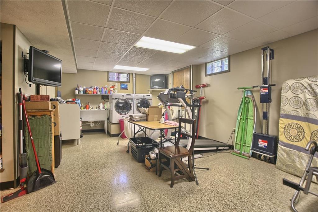 424 Winter Road New Castle, PA 16101 - Photo 17 of 20 Laundry room