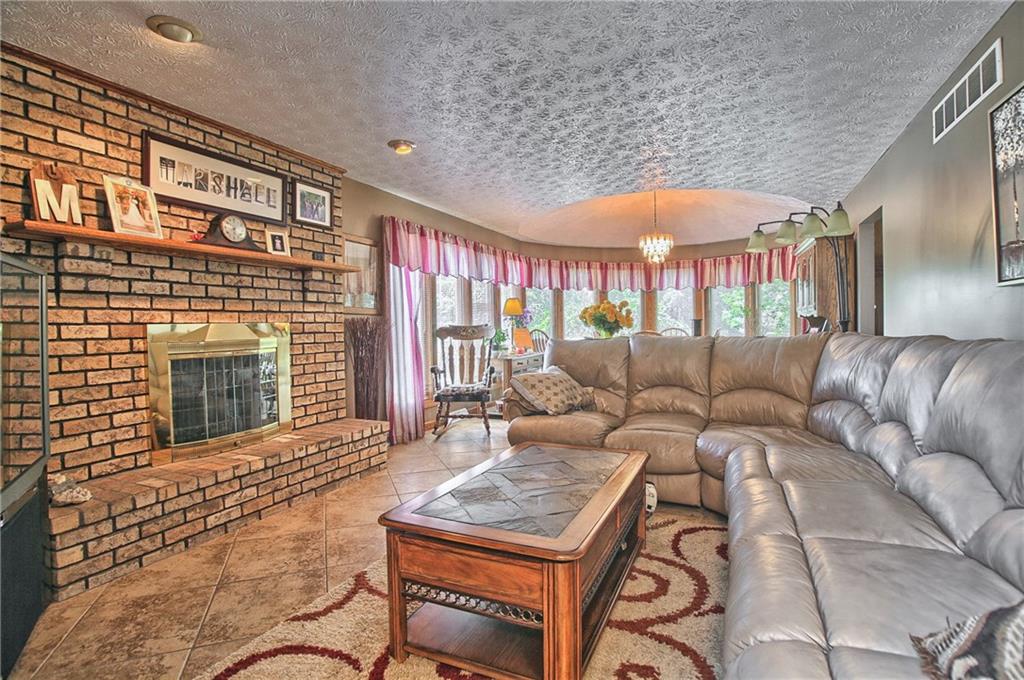 424 Winter Road New Castle, PA 16101 - Photo 8 of 20 Main level living room